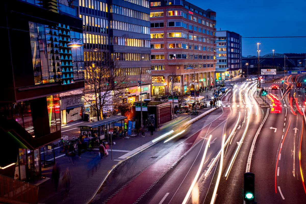 Stadsbild på vägar och trafikljus