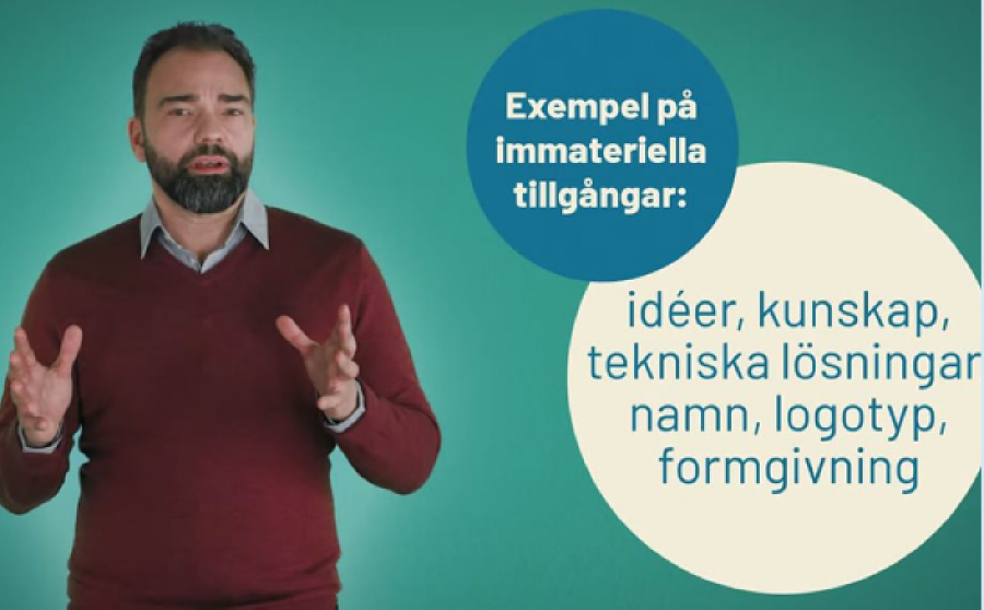 En man med skägg som pratar in i en kamera