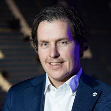 Porträtt på mörkhårig man