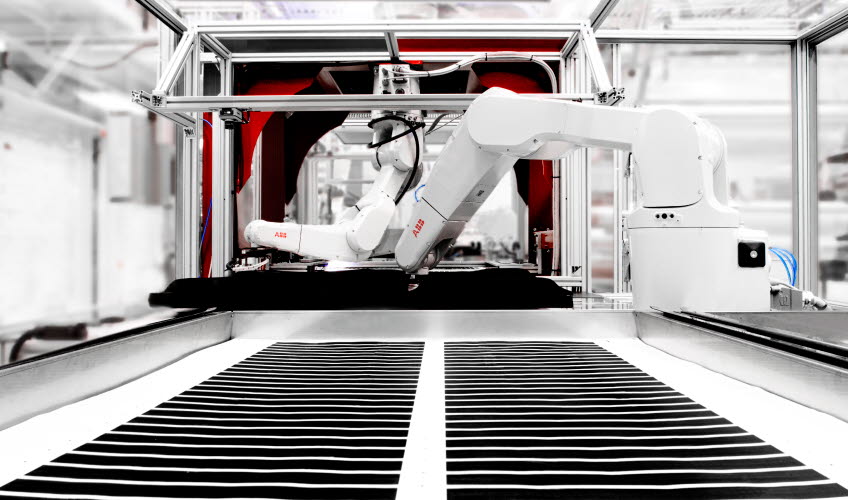 En robotarm ovanför en solcellsfilm 