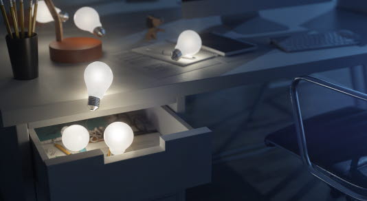 Tända glödlampor på ett skrivbord