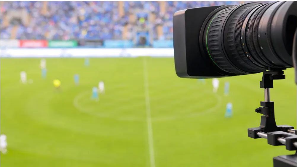En kamera filmar en fotbollsplan där en match pågår.
