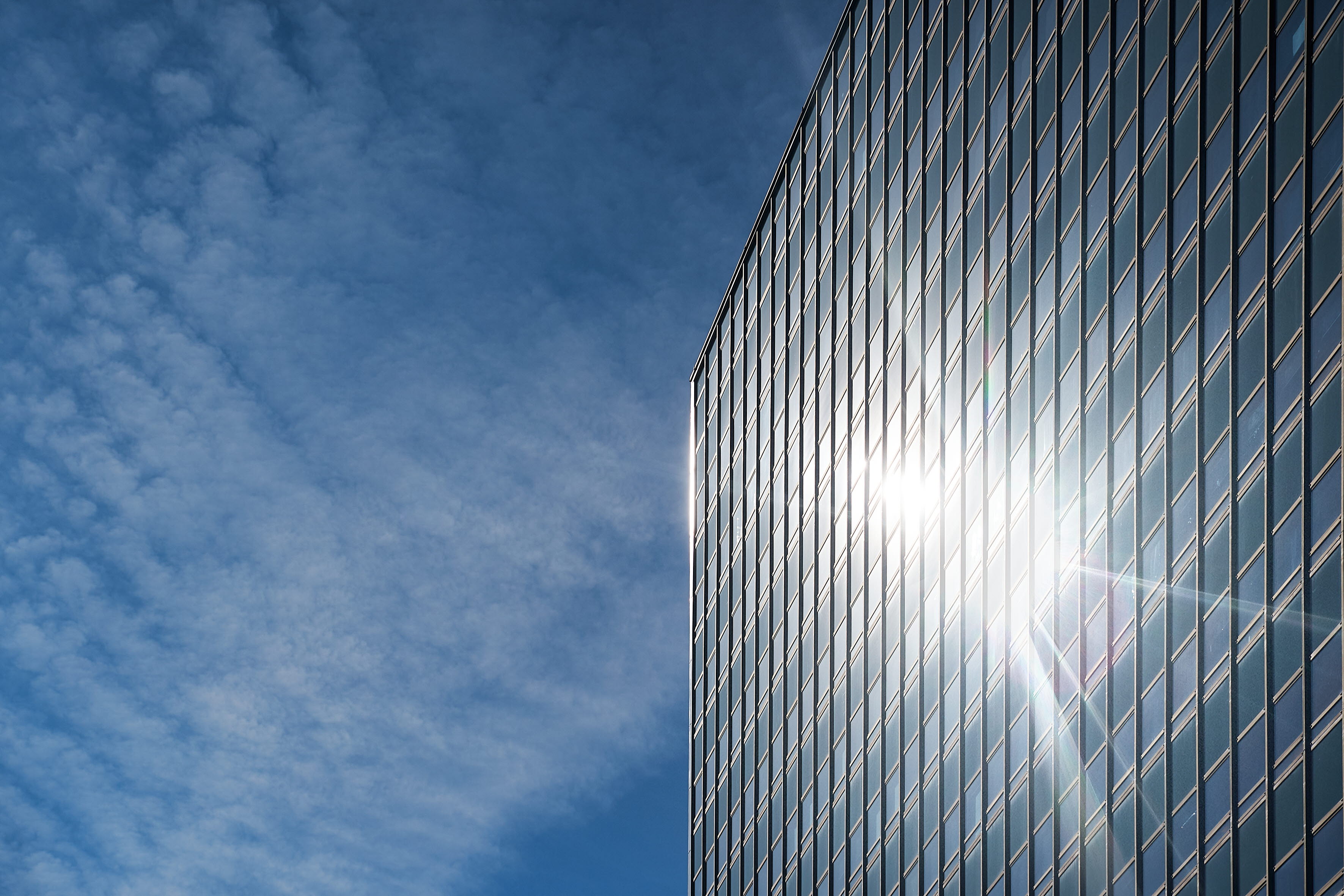 fasad på byggnad mot blå himmel