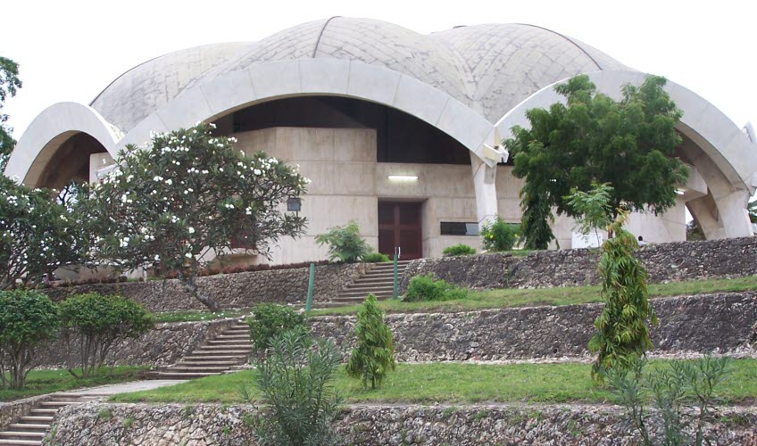 Bild på en vit rundformad universitetsbyggnad i Daar Es Salam