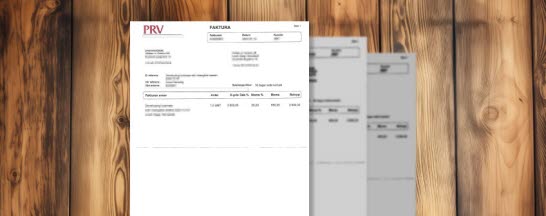 En mockup med tre fakturor som visas mot en bakgrund med plank.