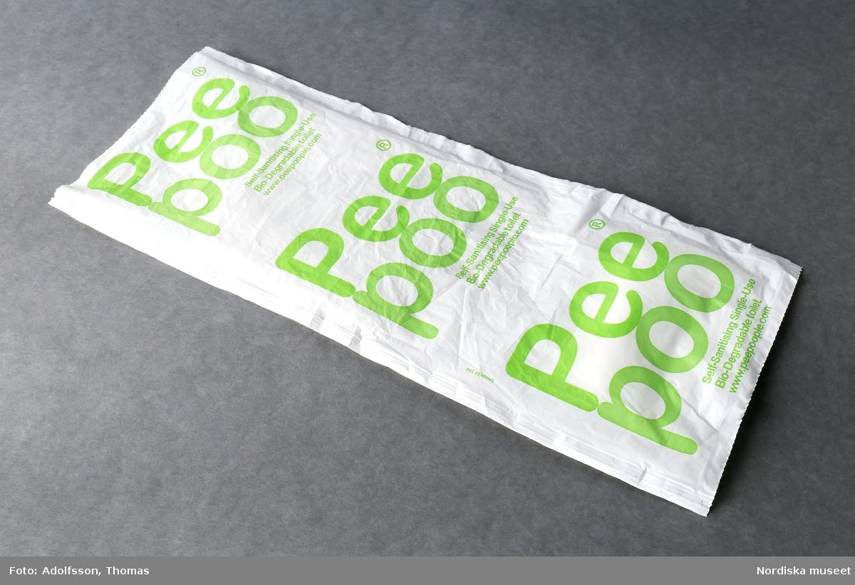 En vit plastpåse med grön text