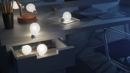 Tända glödlampor på ett skrivbord