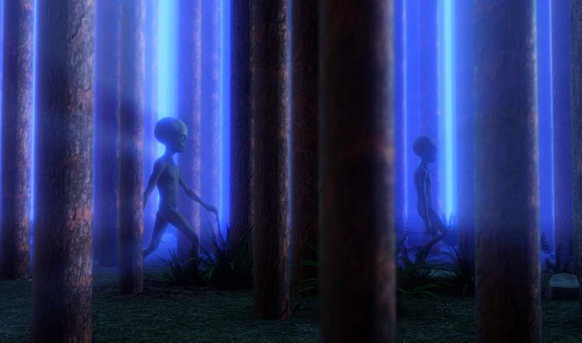 Alienfigurer bakom mörka träd i en blå skog