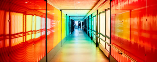 En korridor med väggar i neonfärger.