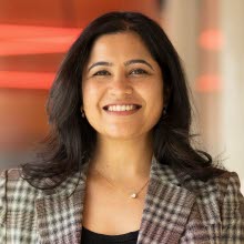 Närbild på leende mörkhårig kvinna