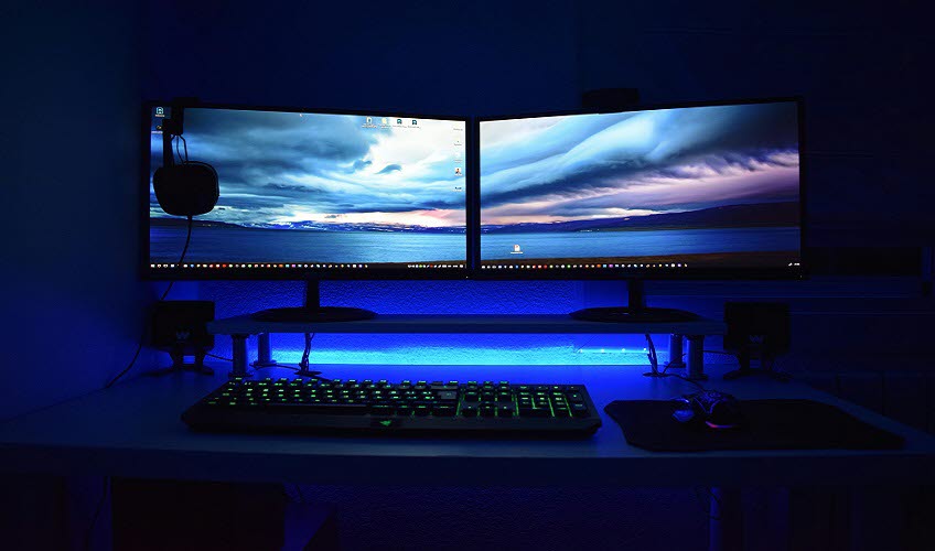 En dator och två skärmar i en studio