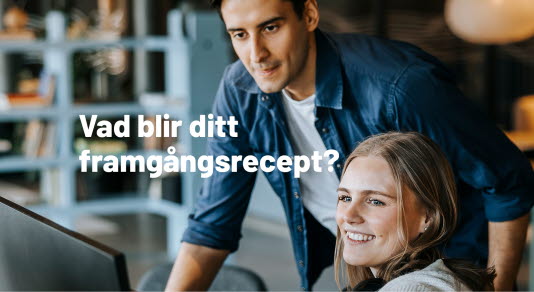 En man och kvinna framför en dataskärm