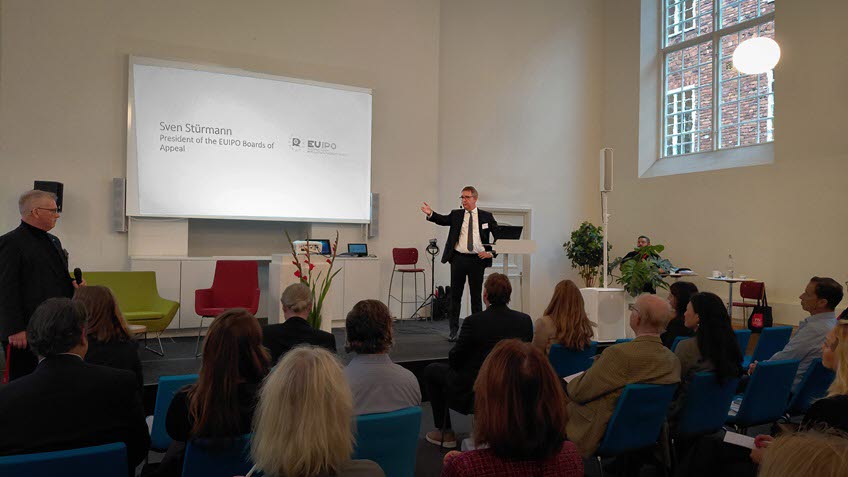 Man som talar på ett seminarium