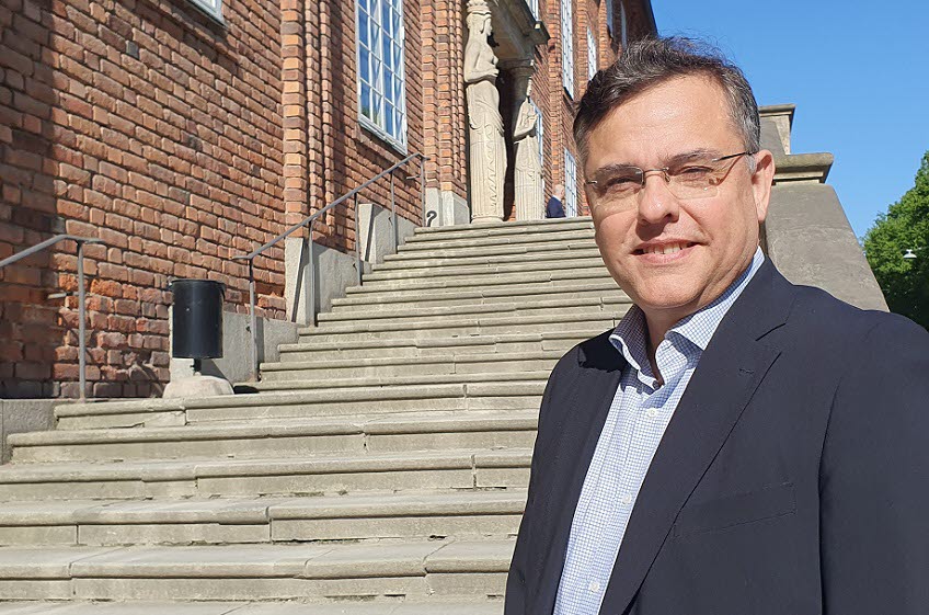 Porträttbild på man framför trappa utomhus i Blå kavaj