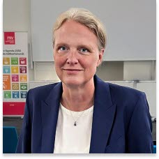 Porträtt på kvinna i blå kavaj