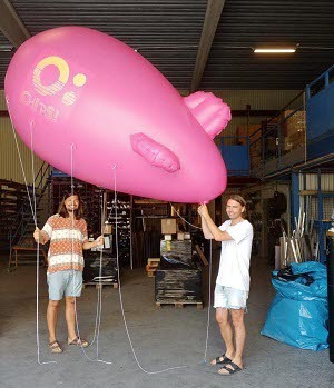 Bild på två män med en stor rosa ballong