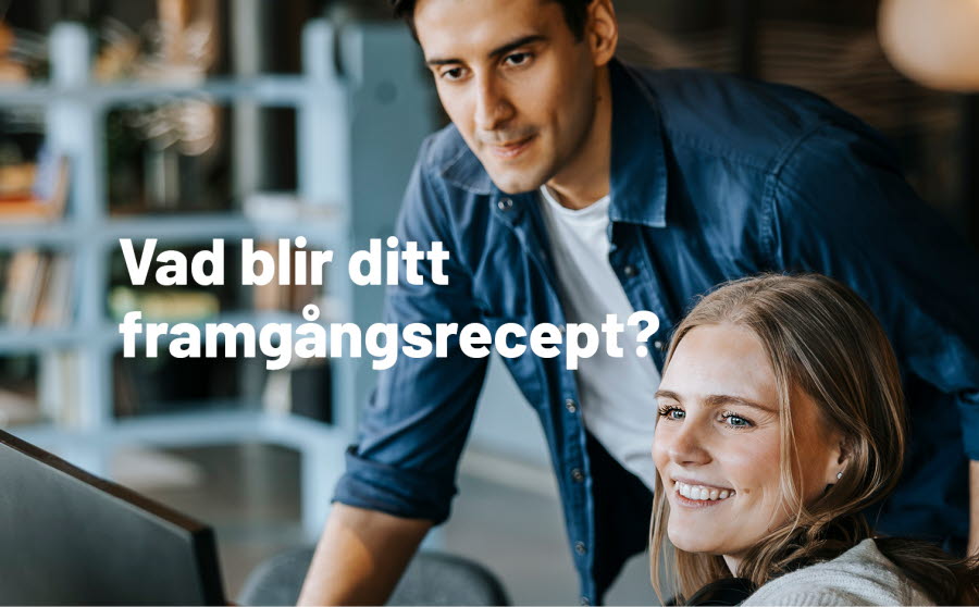 En man och kvinna framför en dataskärm
