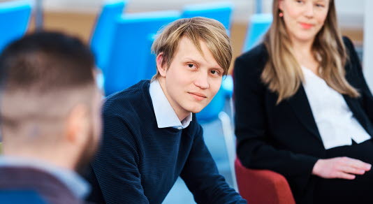 Fyra personer sitter ner och pratar med varandra.