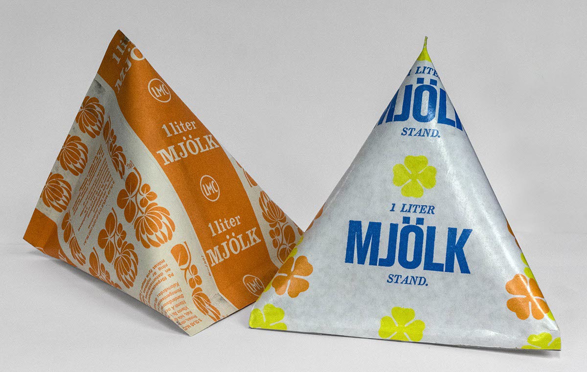 Två triangulära mjölkförpackningar av plastbelagt papper, Tetra Pak