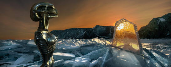 En fantasybild där solen går ner över bergen med en robot i förgrunden.
