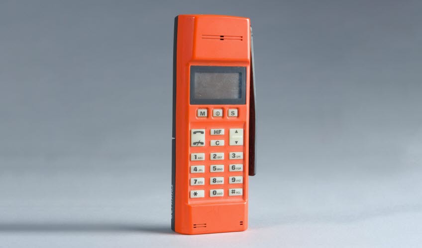 En orange bärbar telefon