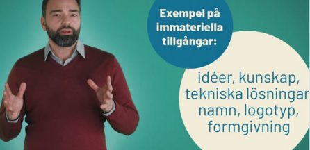 En man med skägg som pratar in i en kamera