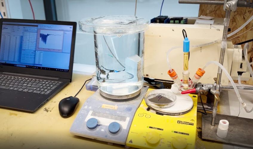 Bild med saker på ett skrivbord i ett labb